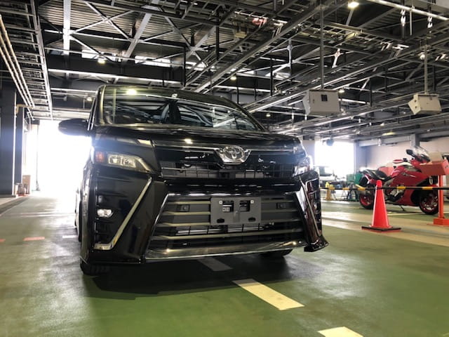 新車VOXYの正面からの画像