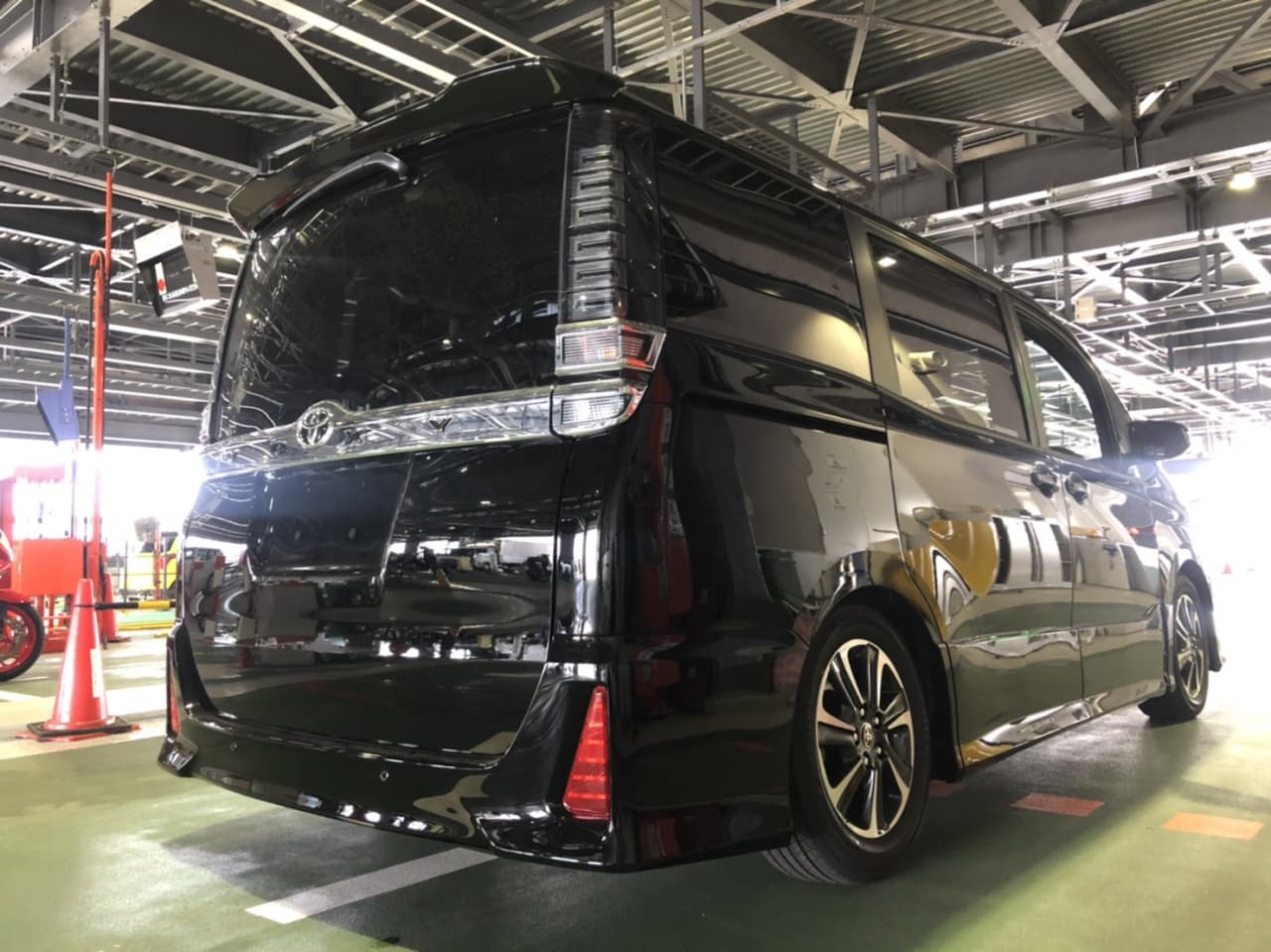 新車VOXYの右後方からの画像